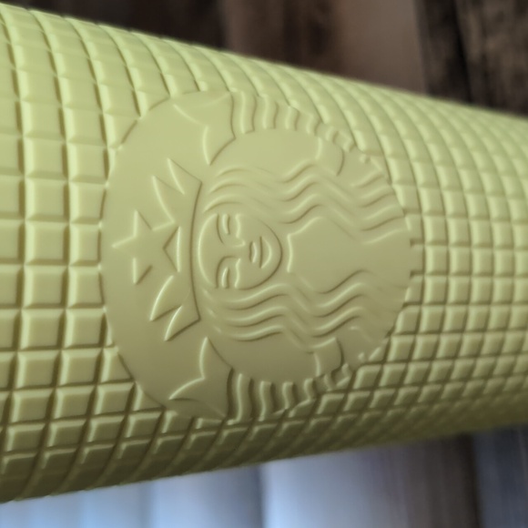 Starbucks Yellow & Green Matte Grid Venti (24oz) Cold Cup Tumblers - Picture 3 of 10